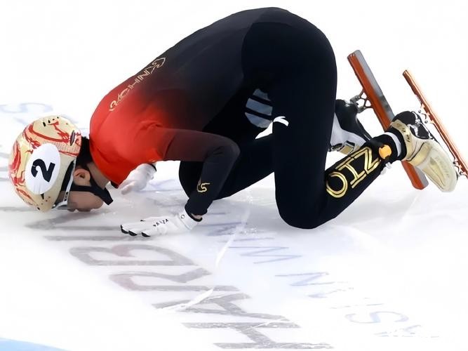 《17岁小将冰刀擦边惊魂一刻!米兰冬奥预赛上演绝地求生》 《17岁小将冰刀擦边惊魂一刻!米兰冬奥预赛上演绝地求生》